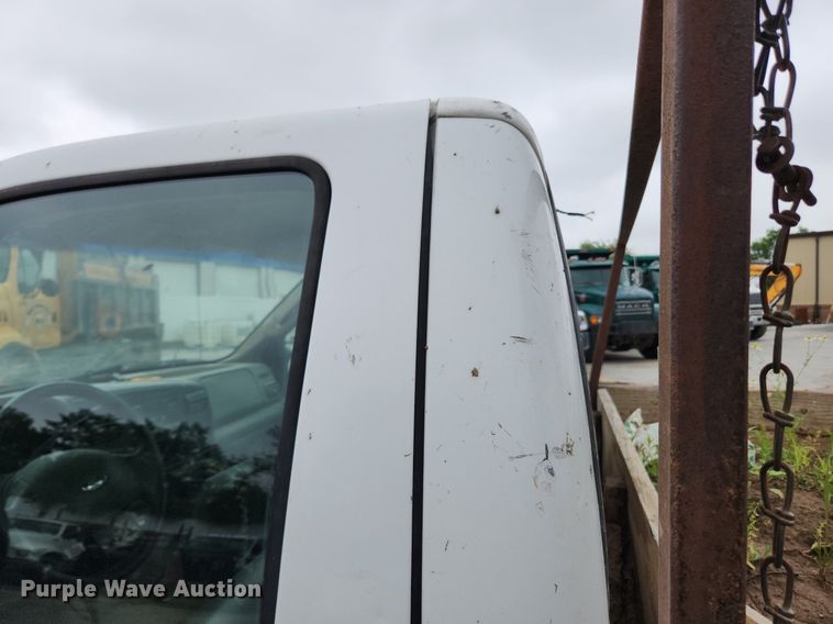 image for item LX9586 2005 Ford F250 Super Duty XL  flatbed pickup truck