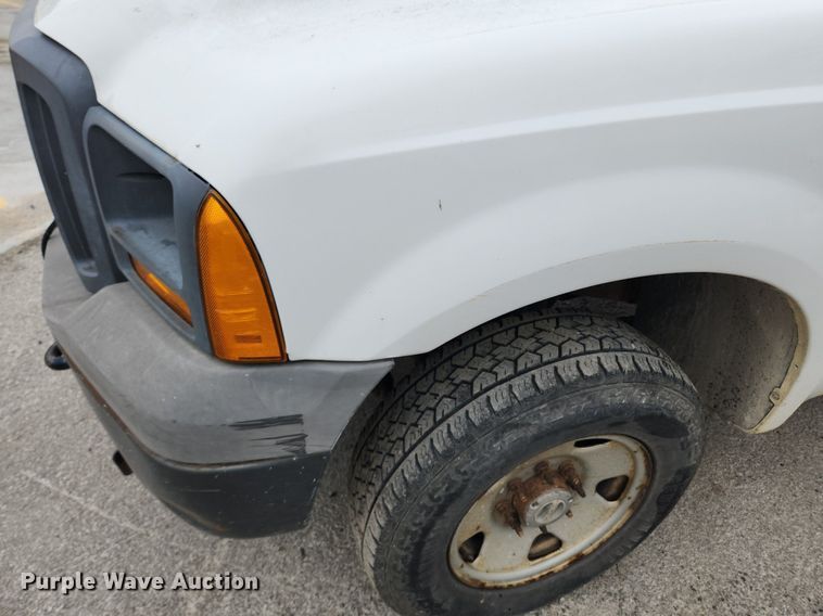 image for item LX9586 2005 Ford F250 Super Duty XL  flatbed pickup truck