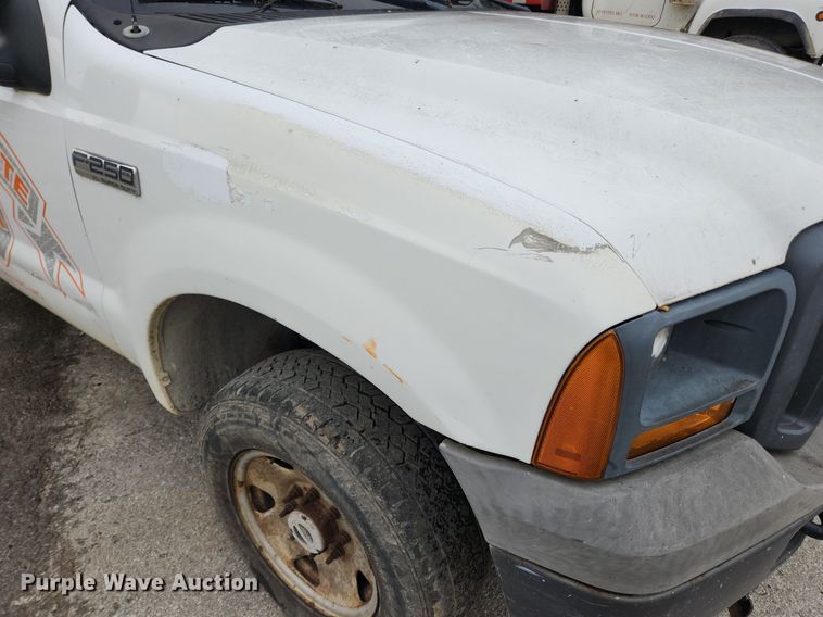 image for item LX9586 2005 Ford F250 Super Duty XL  flatbed pickup truck