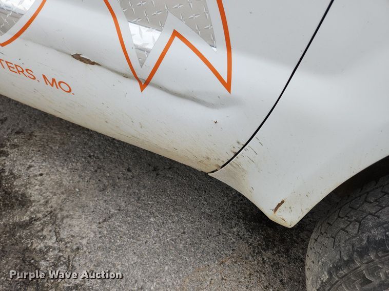 image for item LX9586 2005 Ford F250 Super Duty XL  flatbed pickup truck