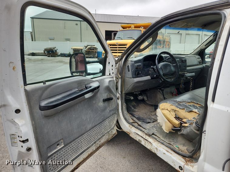 image for item LX9586 2005 Ford F250 Super Duty XL  flatbed pickup truck