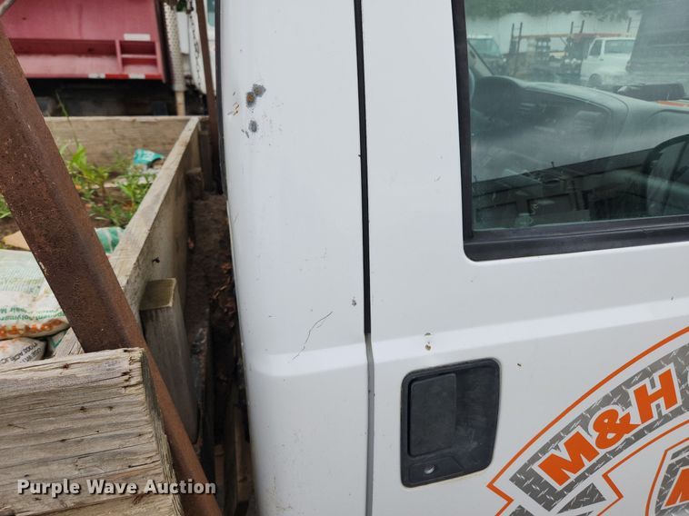 image for item LX9586 2005 Ford F250 Super Duty XL  flatbed pickup truck