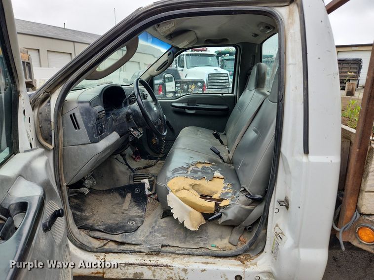 image for item LX9586 2005 Ford F250 Super Duty XL  flatbed pickup truck