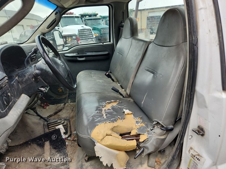 image for item LX9586 2005 Ford F250 Super Duty XL  flatbed pickup truck