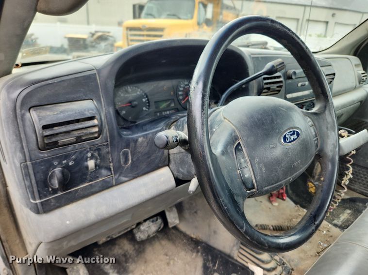 image for item LX9586 2005 Ford F250 Super Duty XL  flatbed pickup truck