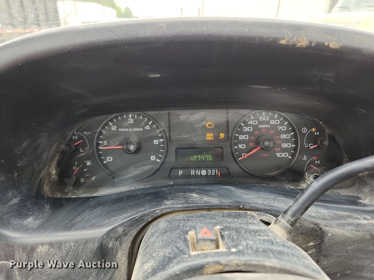 image for item LX9586 2005 Ford F250 Super Duty XL  flatbed pickup truck