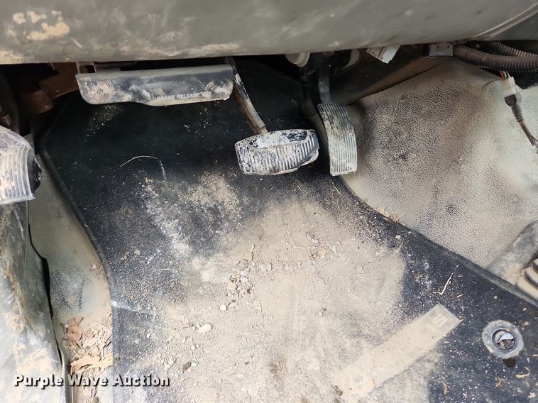 image for item LX9586 2005 Ford F250 Super Duty XL  flatbed pickup truck