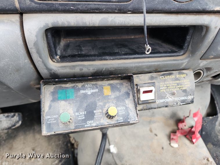 image for item LX9586 2005 Ford F250 Super Duty XL  flatbed pickup truck