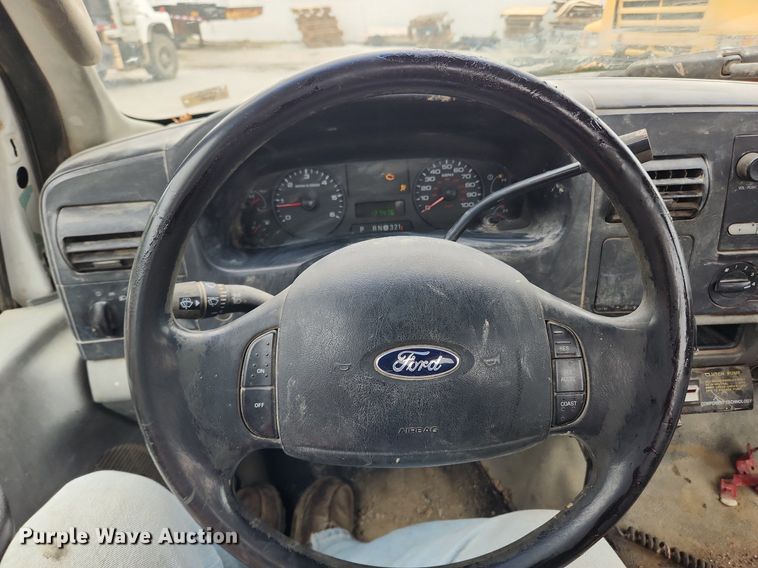 image for item LX9586 2005 Ford F250 Super Duty XL  flatbed pickup truck