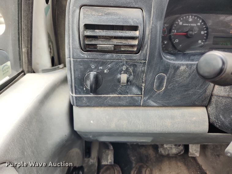 image for item LX9586 2005 Ford F250 Super Duty XL  flatbed pickup truck