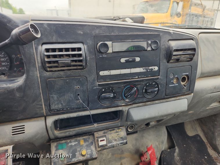 image for item LX9586 2005 Ford F250 Super Duty XL  flatbed pickup truck