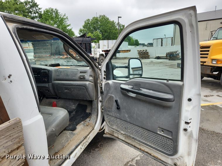 image for item LX9586 2005 Ford F250 Super Duty XL  flatbed pickup truck