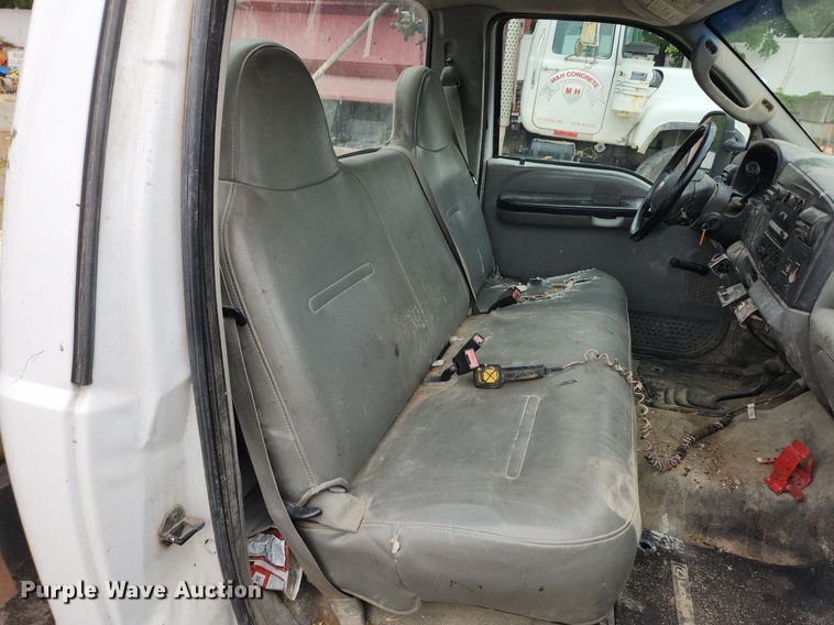 image for item LX9586 2005 Ford F250 Super Duty XL  flatbed pickup truck