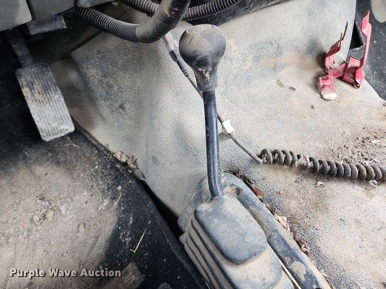 image for item LX9586 2005 Ford F250 Super Duty XL  flatbed pickup truck