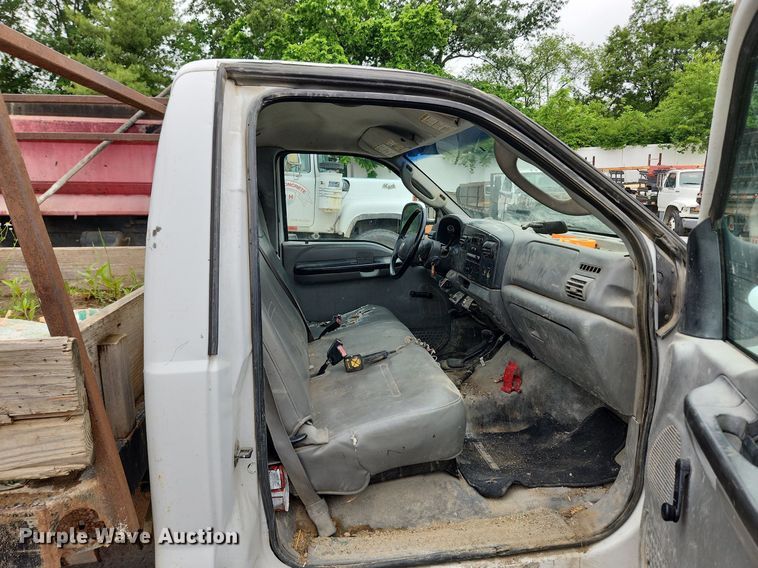 image for item LX9586 2005 Ford F250 Super Duty XL  flatbed pickup truck