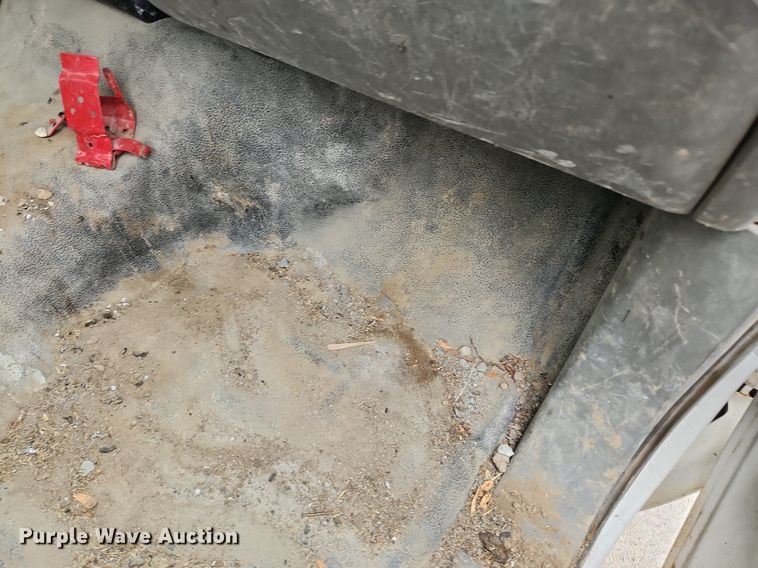 image for item LX9586 2005 Ford F250 Super Duty XL  flatbed pickup truck