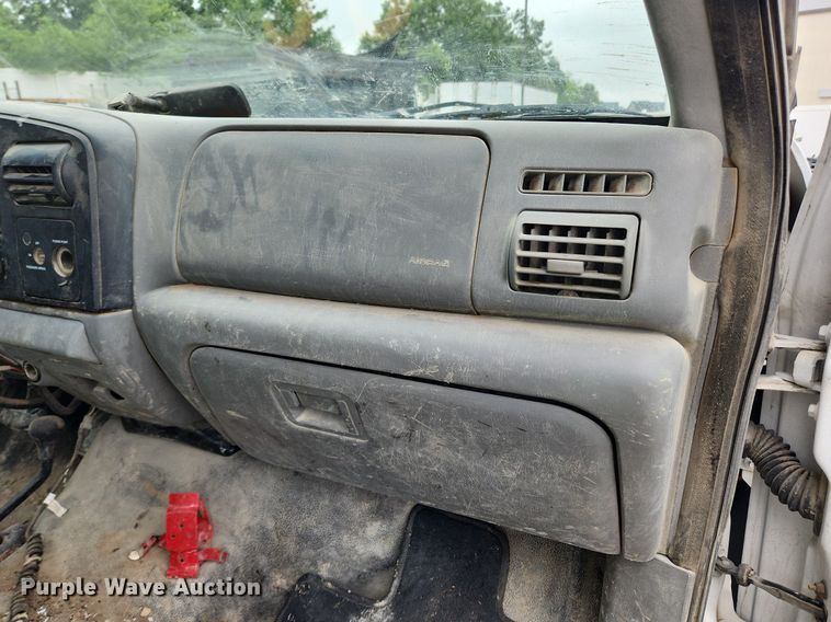 image for item LX9586 2005 Ford F250 Super Duty XL  flatbed pickup truck