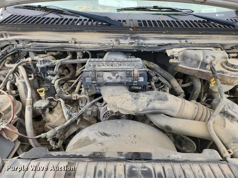 image for item LX9586 2005 Ford F250 Super Duty XL  flatbed pickup truck