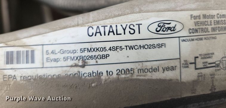 image for item LX9586 2005 Ford F250 Super Duty XL  flatbed pickup truck