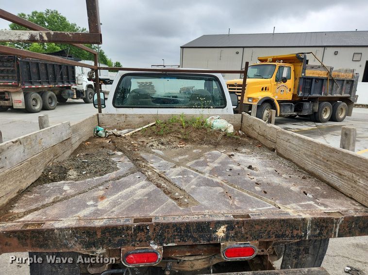 image for item LX9586 2005 Ford F250 Super Duty XL  flatbed pickup truck