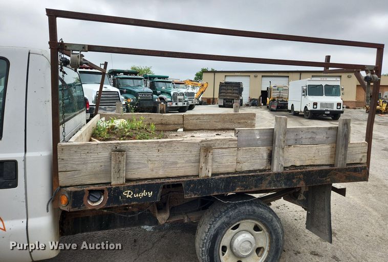 image for item LX9586 2005 Ford F250 Super Duty XL  flatbed pickup truck