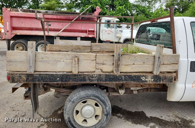 image for item LX9586 2005 Ford F250 Super Duty XL  flatbed pickup truck