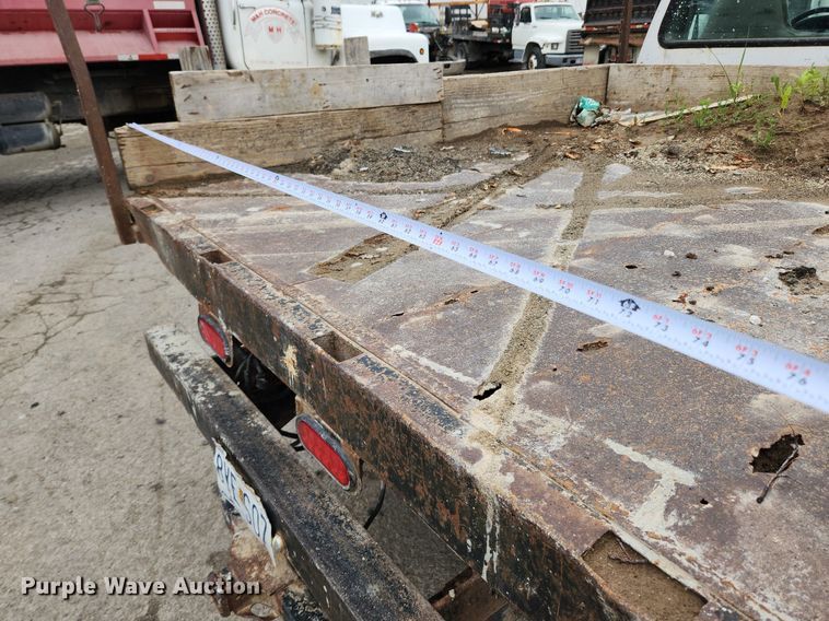 image for item LX9586 2005 Ford F250 Super Duty XL  flatbed pickup truck