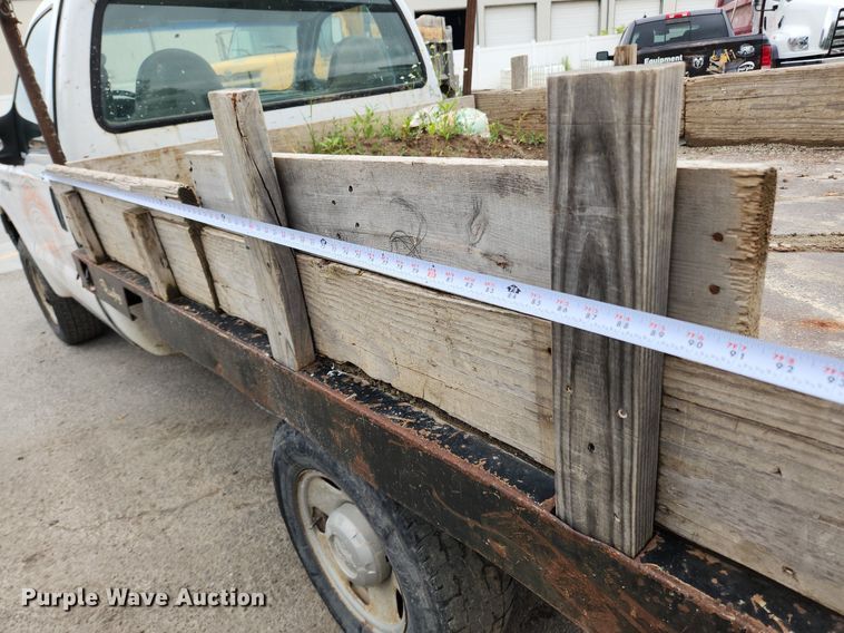 image for item LX9586 2005 Ford F250 Super Duty XL  flatbed pickup truck