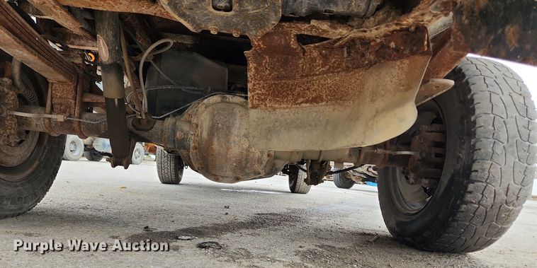 image for item LX9586 2005 Ford F250 Super Duty XL  flatbed pickup truck