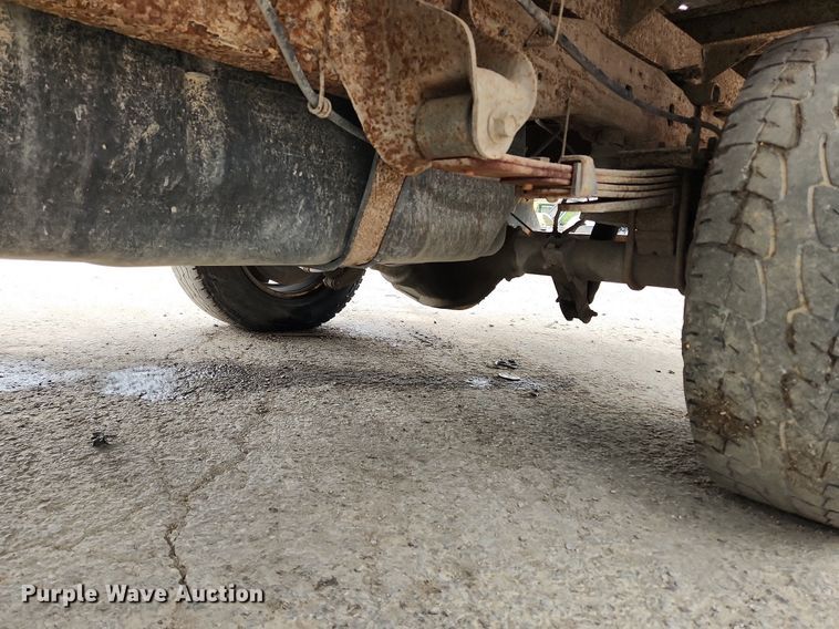 image for item LX9586 2005 Ford F250 Super Duty XL  flatbed pickup truck