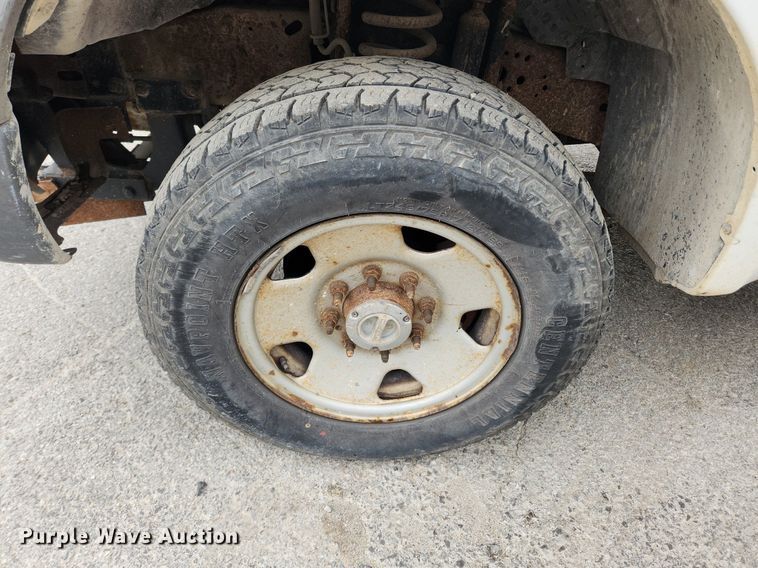 image for item LX9586 2005 Ford F250 Super Duty XL  flatbed pickup truck