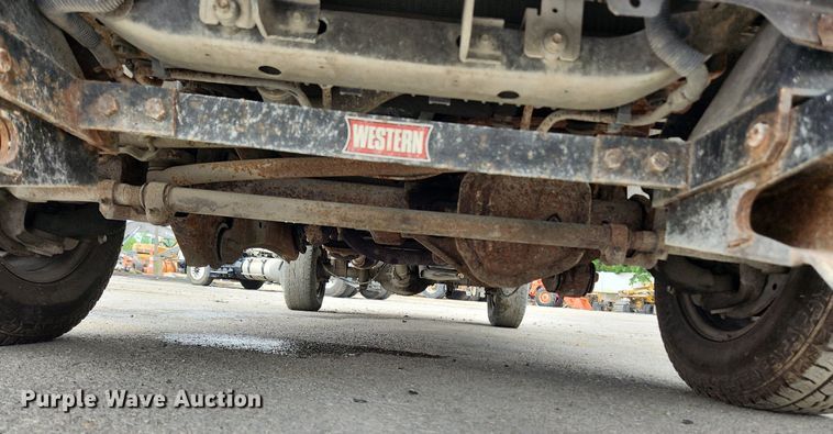 image for item LX9586 2005 Ford F250 Super Duty XL  flatbed pickup truck