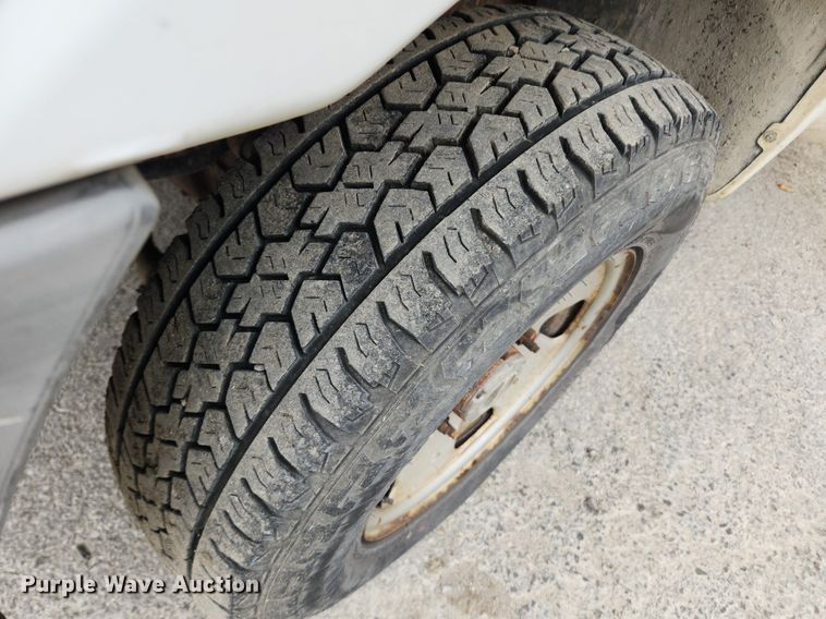 image for item LX9586 2005 Ford F250 Super Duty XL  flatbed pickup truck