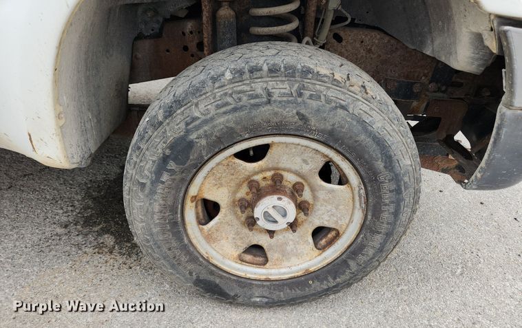 image for item LX9586 2005 Ford F250 Super Duty XL  flatbed pickup truck