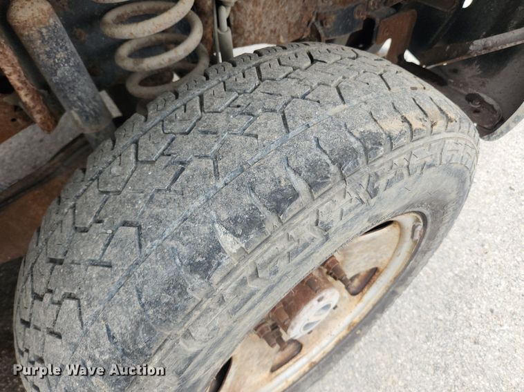 image for item LX9586 2005 Ford F250 Super Duty XL  flatbed pickup truck