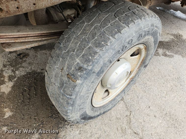 image for item LX9586 2005 Ford F250 Super Duty XL  flatbed pickup truck