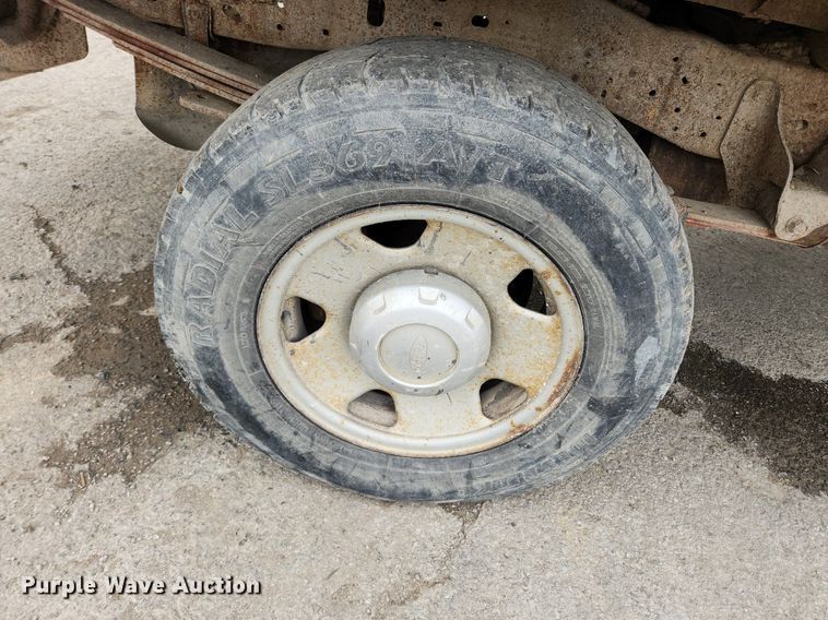 image for item LX9586 2005 Ford F250 Super Duty XL  flatbed pickup truck