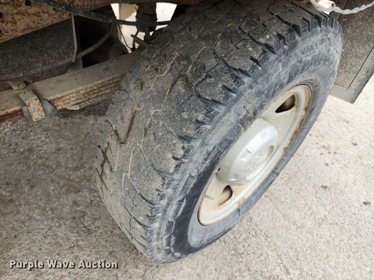 image for item LX9586 2005 Ford F250 Super Duty XL  flatbed pickup truck