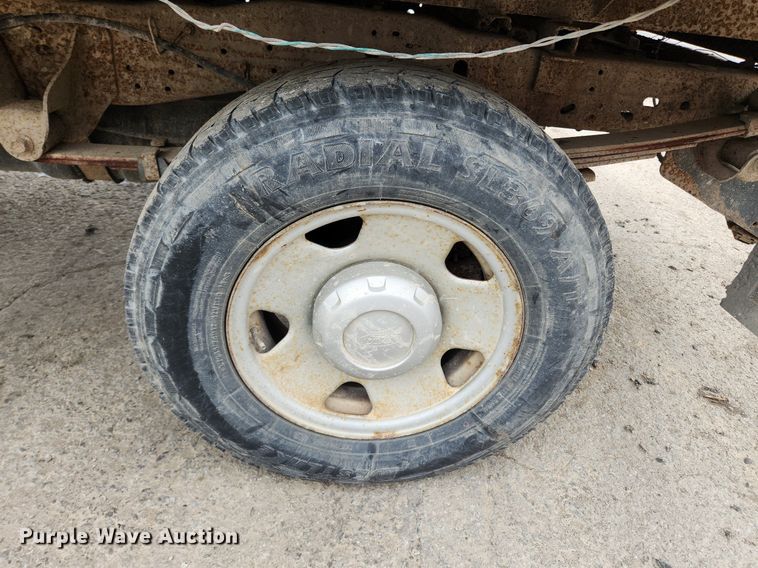 image for item LX9586 2005 Ford F250 Super Duty XL  flatbed pickup truck