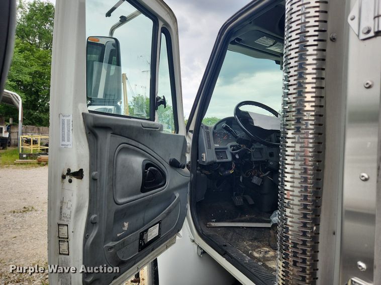 image for item LX9616 2007 International 4400  box truck