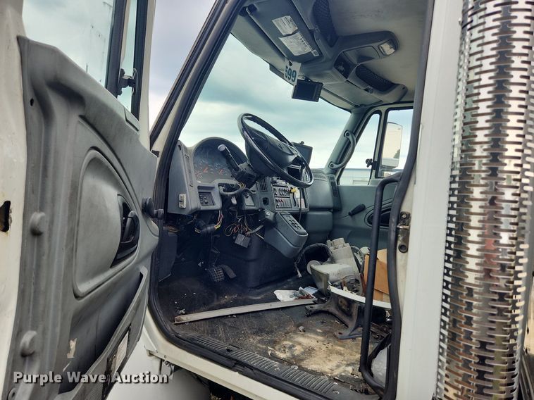 image for item LX9616 2007 International 4400  box truck