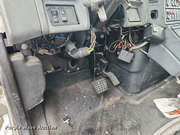 image for item LX9616 2007 International 4400  box truck