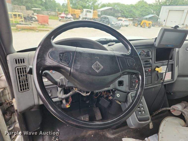 image for item LX9616 2007 International 4400  box truck