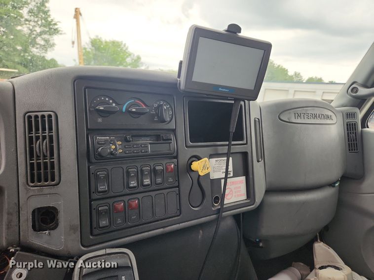 image for item LX9616 2007 International 4400  box truck