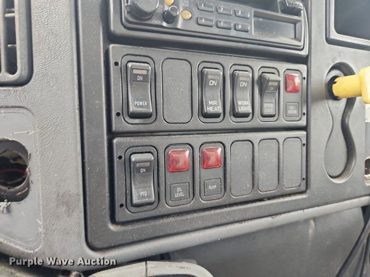 image for item LX9616 2007 International 4400  box truck