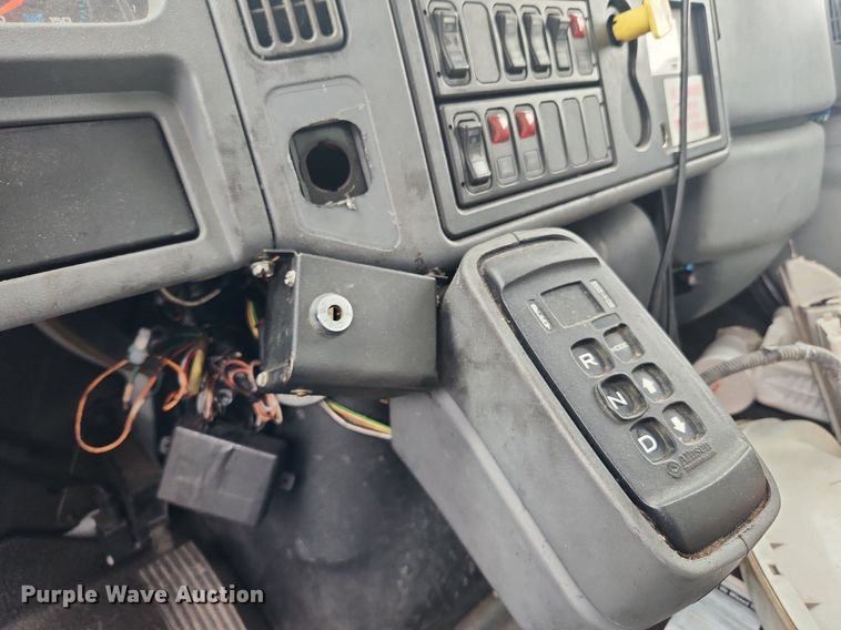 image for item LX9616 2007 International 4400  box truck