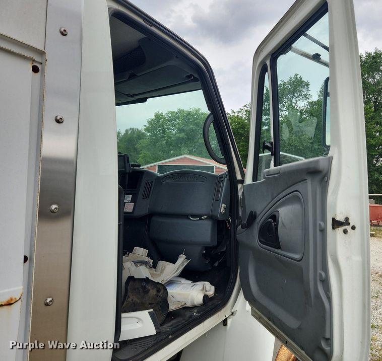 image for item LX9616 2007 International 4400  box truck