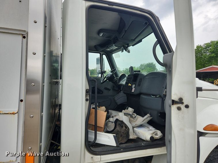 image for item LX9616 2007 International 4400  box truck