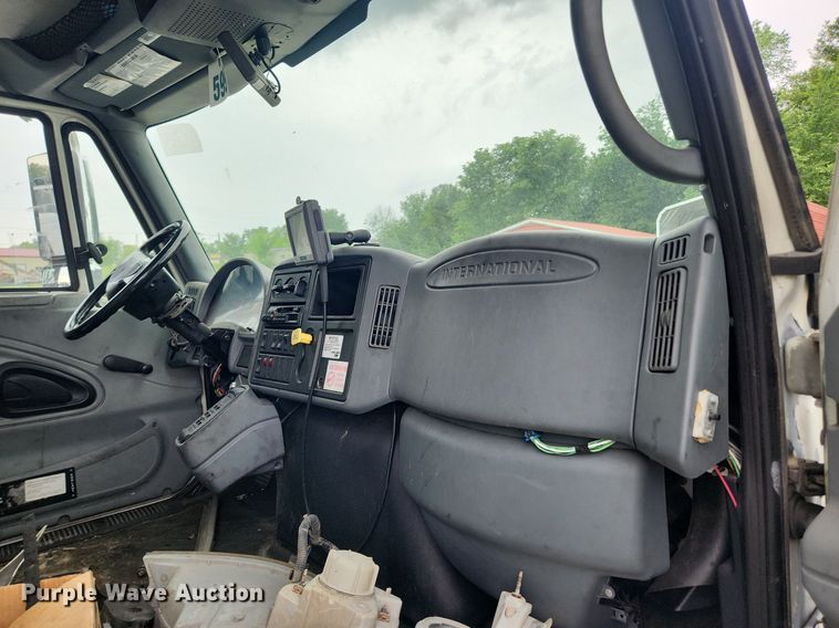 image for item LX9616 2007 International 4400  box truck