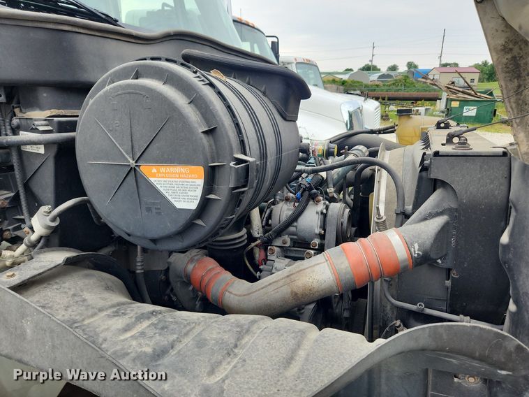 image for item LX9616 2007 International 4400  box truck